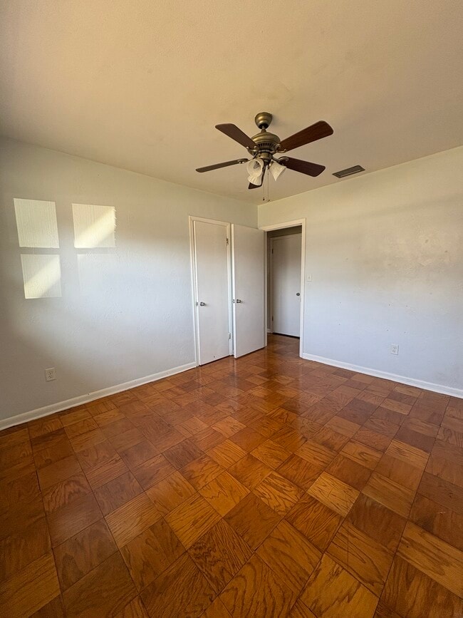 Building Photo - 611 E Edgewood Dr