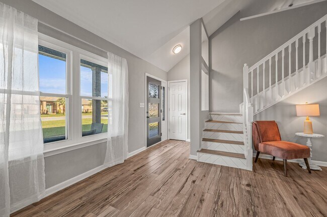 Building Photo - Stunning 4 bedroom with two bonus spaces, ...