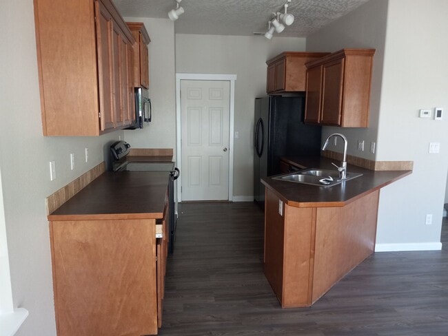 Building Photo - Stylish Comfort in the Heart of Pullman