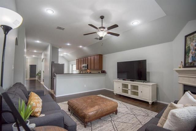 Building Photo - 809 Hardwood Dr