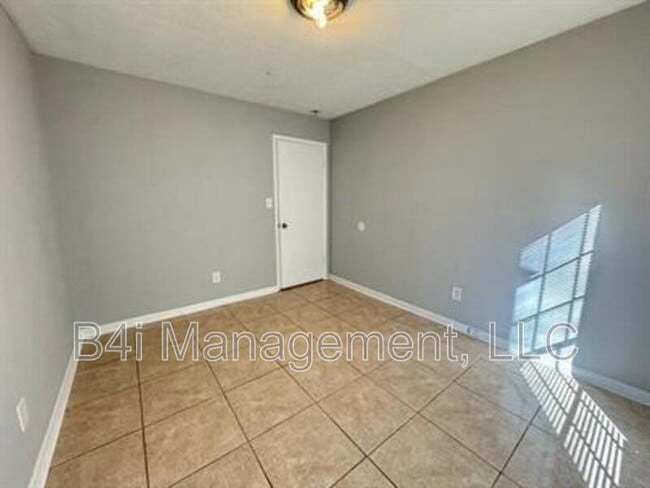 Building Photo - 8103 Creekstone Ct