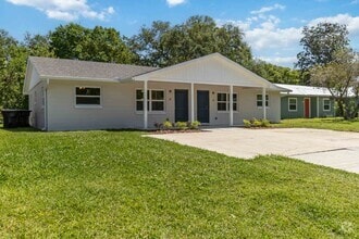 Building Photo - Beautiful Newly Renovated 2/1 Duplex in St...