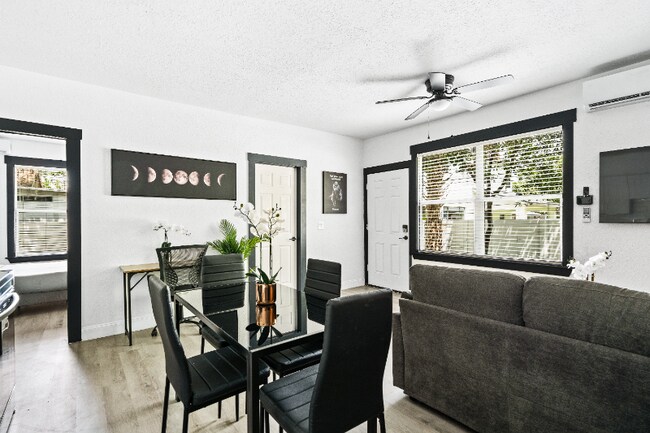 Building Photo - 209 W Gladys St