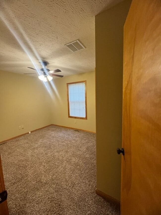 Building Photo - Southeast/Oak Grove Area!