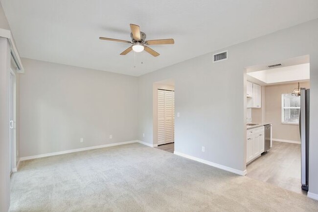 Building Photo - Cozy 2/2.5 Spacious Townhome with 2 Master...