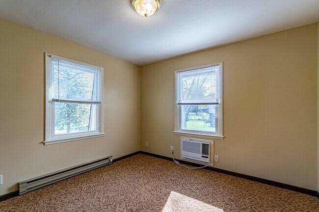 Building Photo - 1515 Golfview