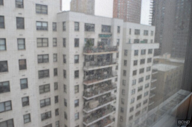 Building Photo - 400 E 89th St