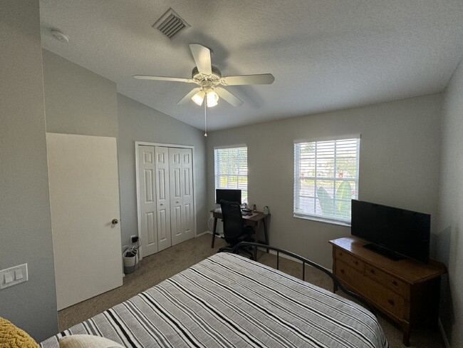 Building Photo - "Charming 2-Bed Home"