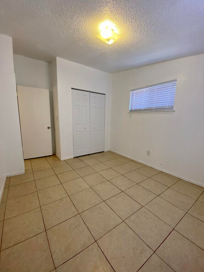 Building Photo - 10457 Omega Cir