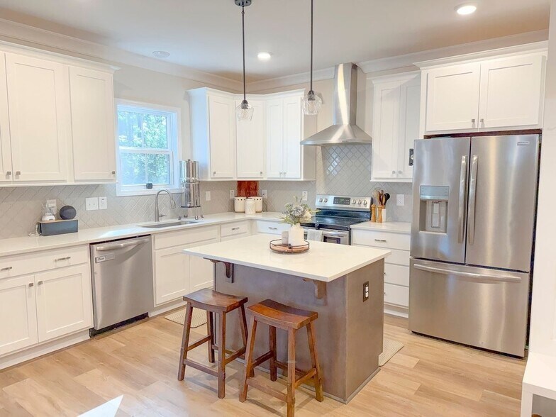 Building Photo - 711 Elderberry Dr