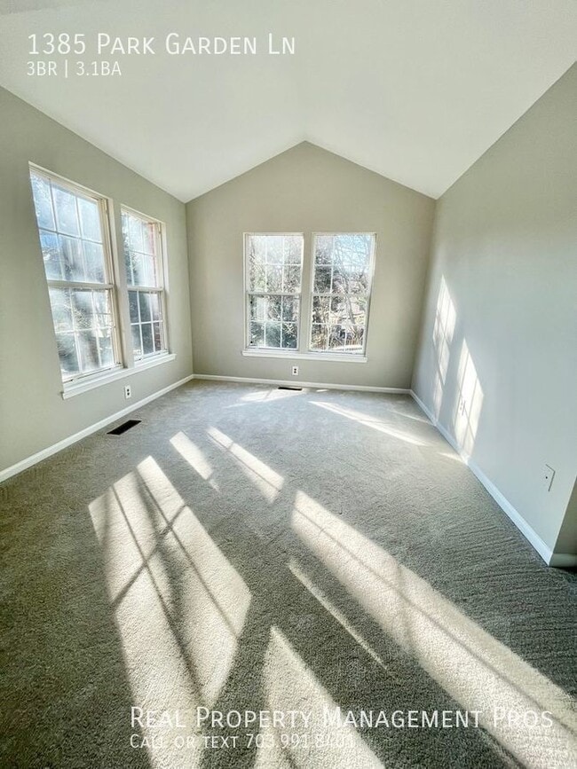 Building Photo - 1385 Park Garden Ln