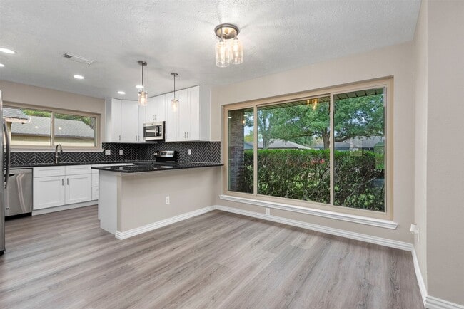 Building Photo - 8363 Pebbledowne Dr