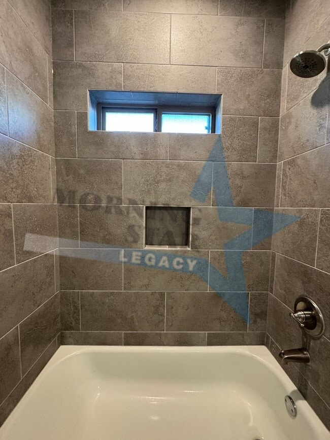 Building Photo - Newer home in desirable Metro area!