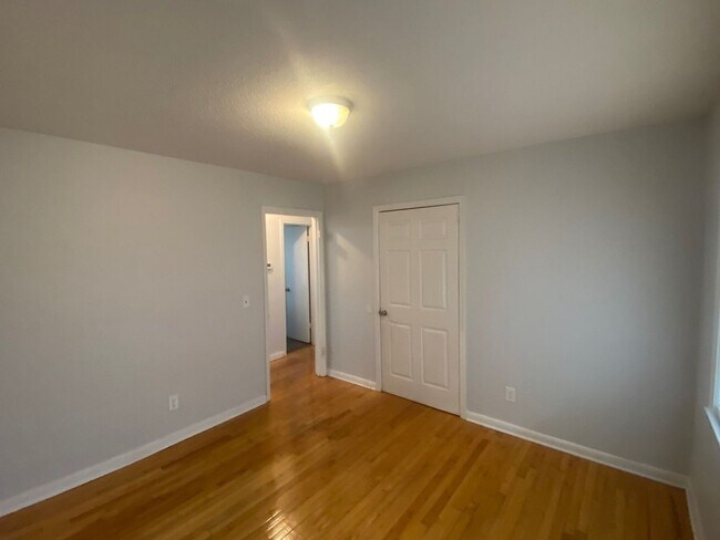 Building Photo - 221 Ramblewood Dr