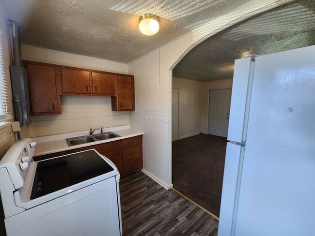 Building Photo - 2 Bedroom Apartment