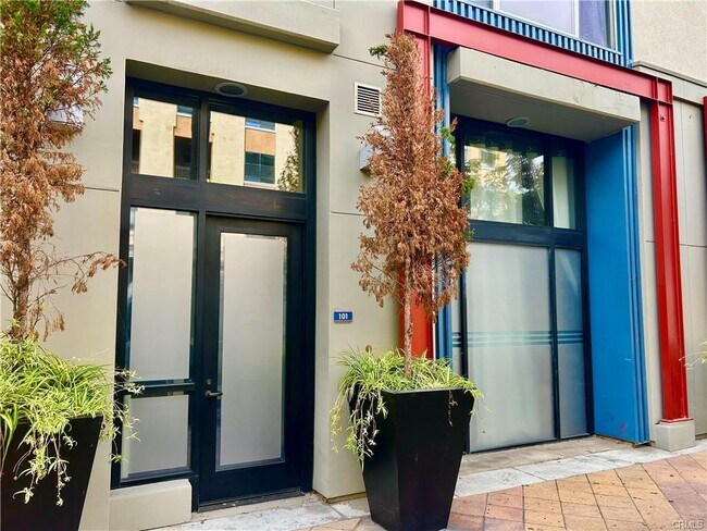 Building Photo - 300 E 4th St