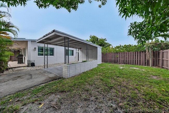 Building Photo - 701 NE 22nd Dr