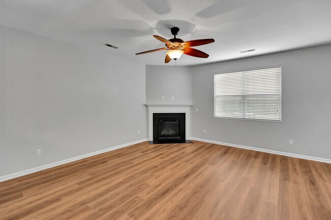Building Photo - Spacious 3 Bedroom home in Mckwen!