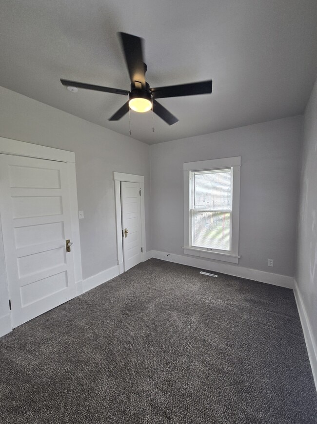 Building Photo - 250 Millwood N