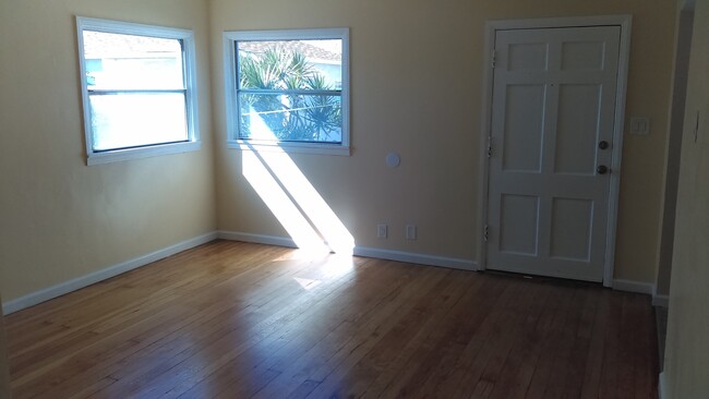 Building Photo - 1/2 OFF FIRST MONTH'S RENT ! BEAUTIFUL UNI...