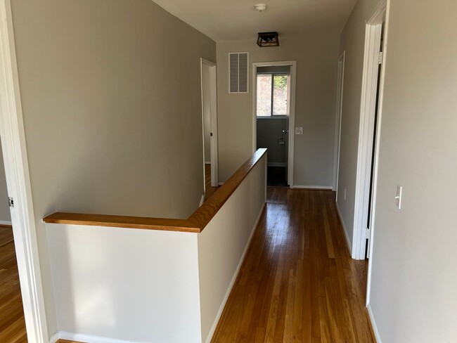 Building Photo - Spacious Home Close to Everything!
