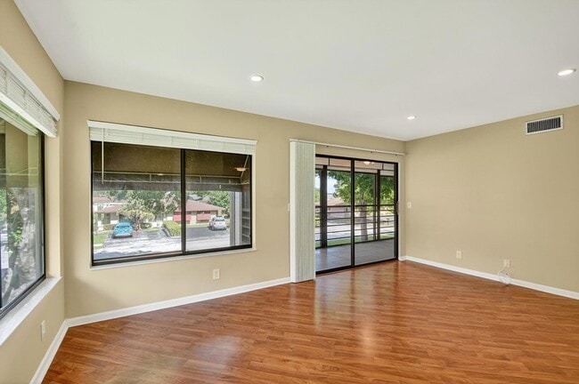 Building Photo - 5040 Rose Hill Dr