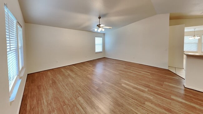 Building Photo - 3 Bedroom 2 Bath with 2 Car Garage - Moore...