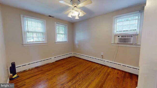 Building Photo - 15 E Custis Ave