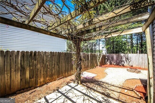 Building Photo - 121 Stoneforest Dr