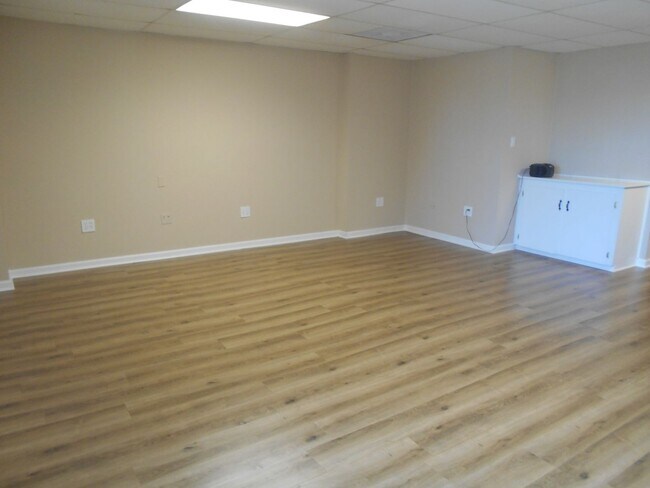 Building Photo - Second floor 1 bedroom, 1 bath suite in great location