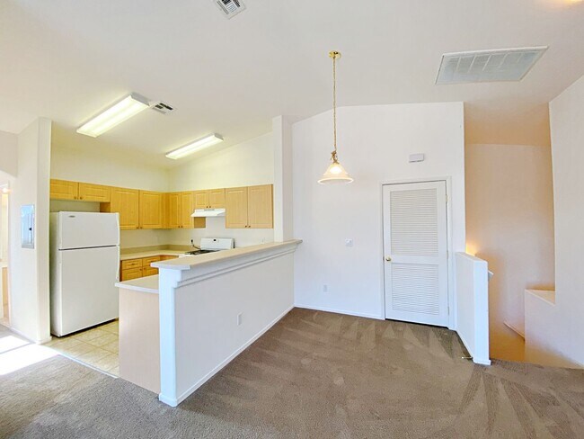 Building Photo - 2 BEDROOM 2 BATH TOWNHOME IN GATED COMMUNITY