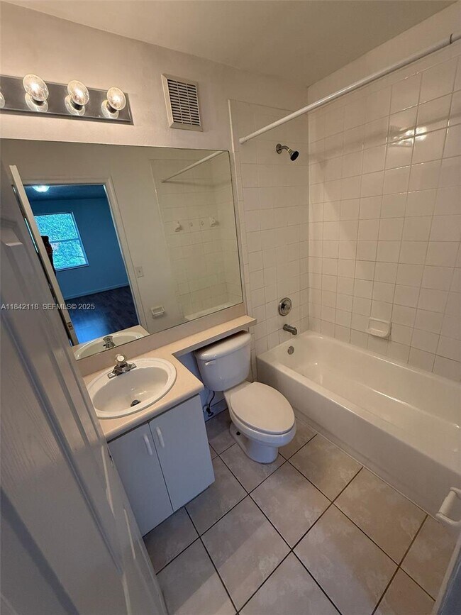 Building Photo - 6815 Sienna Club Dr