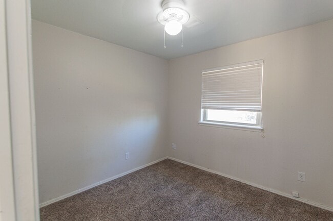 Building Photo - 224 S Bouziden Dr