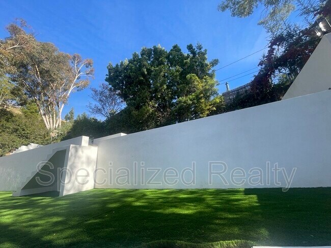 Building Photo - 1827 Hill Dr