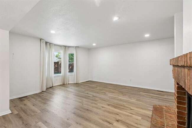 Building Photo - 11819 Red Oak Way