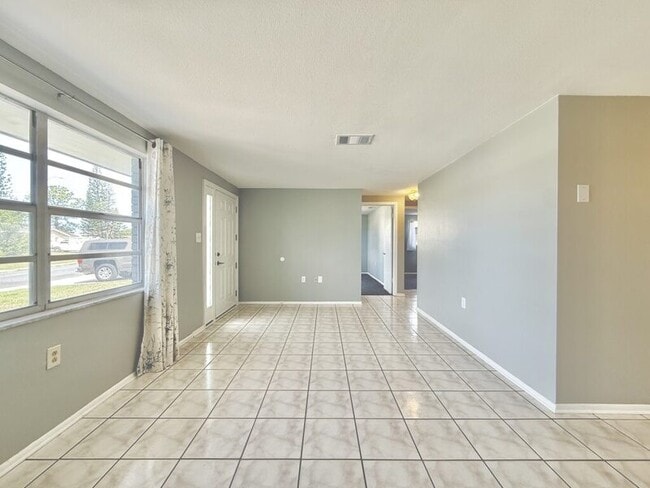 Building Photo - 1300 Classic Dr