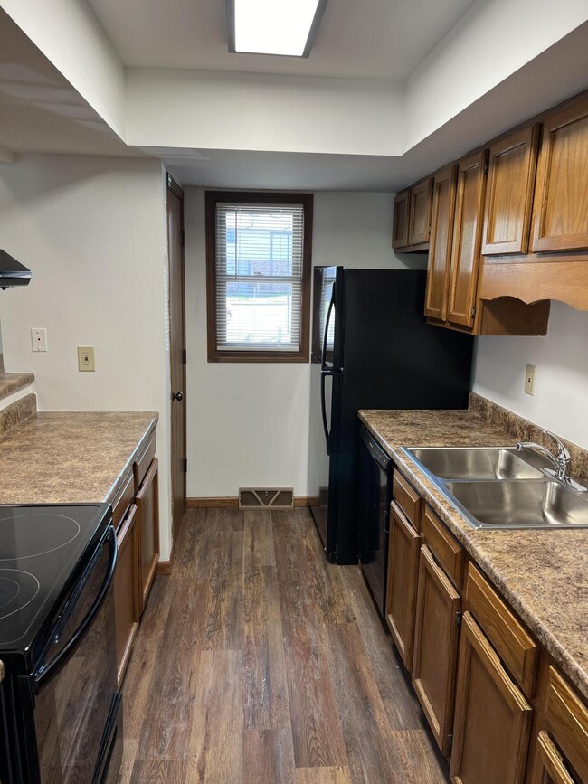 Building Photo - 407 Foxfire Dr