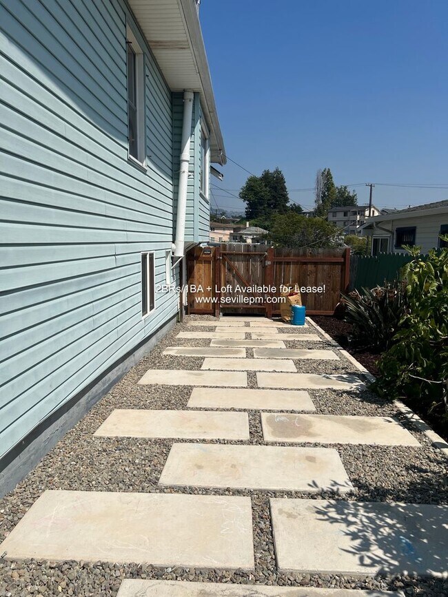 Building Photo - CHARMING 2 BEDROOM /1 BATHROOM HOME W/LOTS...