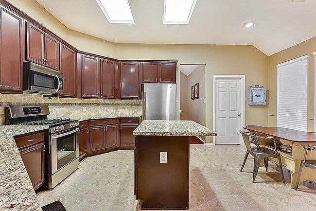 Building Photo - 6 N Queenscliff Cir