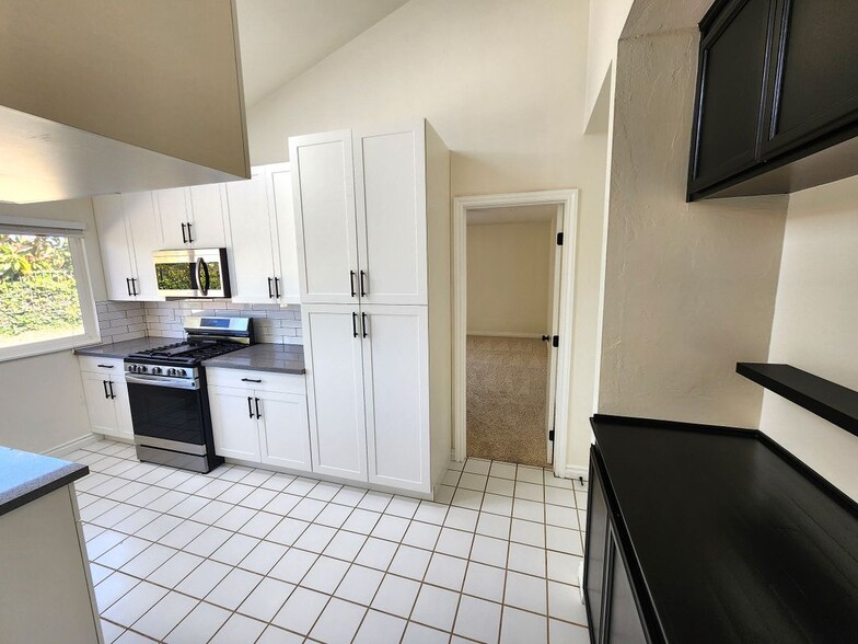 Building Photo - 80 N Lucas Ct