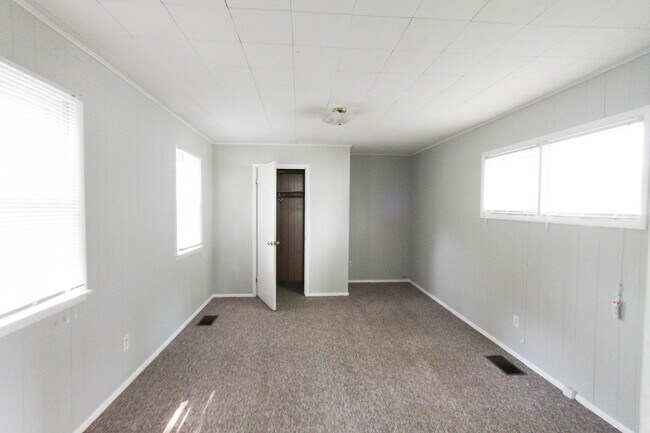 Building Photo - 830 W North St