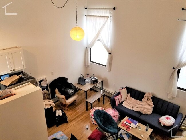 Building Photo - No Brokers Fee, Large Unit, Heat, Hot Water Included, Laundry on a Site
