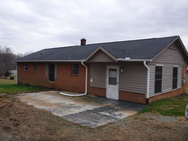 Building Photo - 3 bedroom1.5 bath home for rent