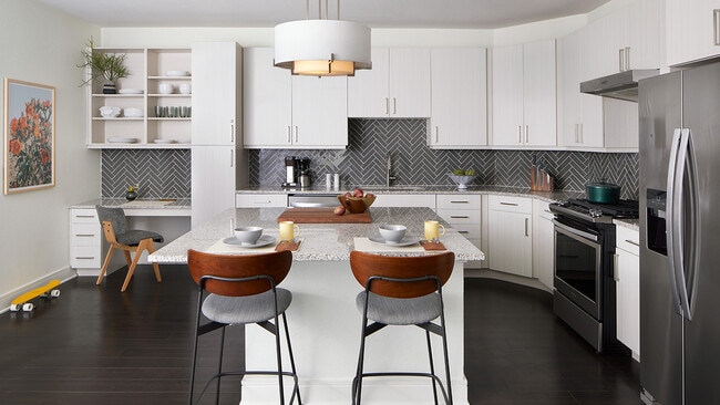 Building Photo - 1610 E 6th St