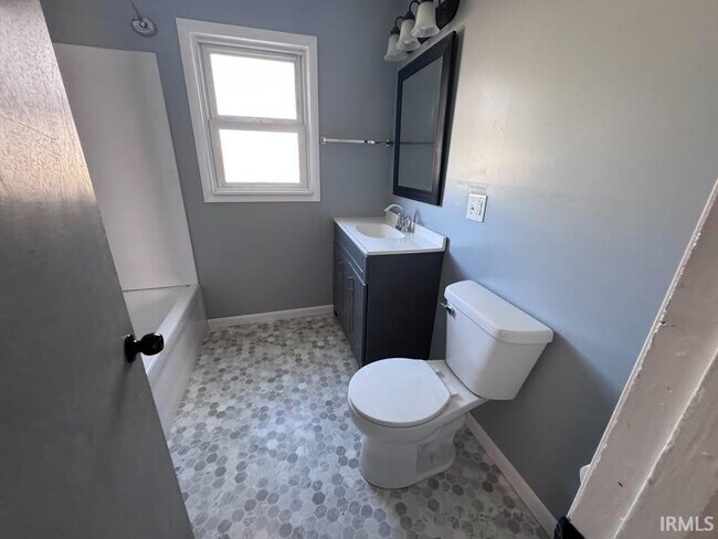 Building Photo - 1012 W Haines Ave