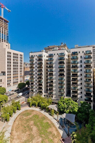 Building Photo - 460 S Spring St