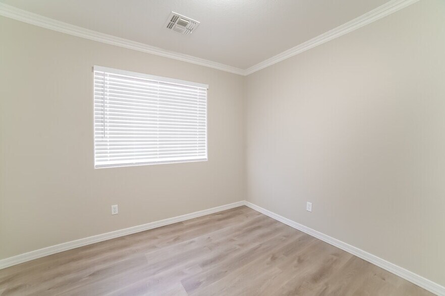 Building Photo - 8228 W Behrend Dr