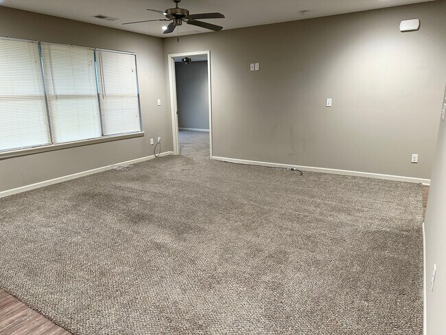 Building Photo - Single Level 2 Bed | 2 Bath | 2 Car Garage Attached Villa in Blue Springs