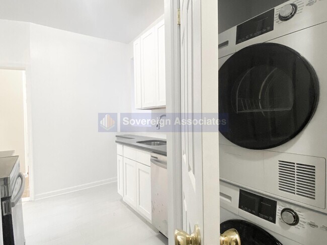 Building Photo - 209 W 108th St