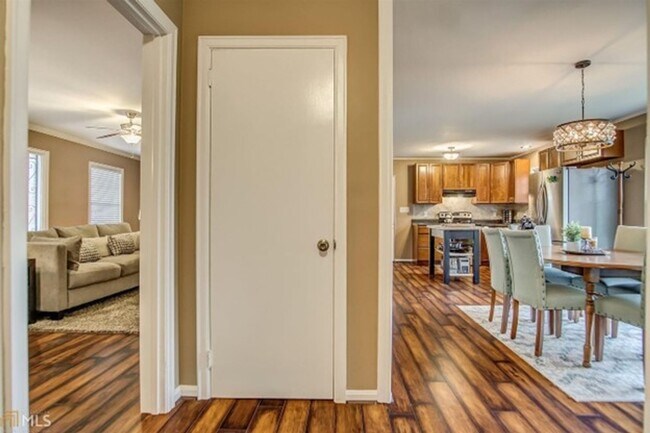 Building Photo - Discover the charm of this cozy single-family home, where your dreams can take shape and flourish!